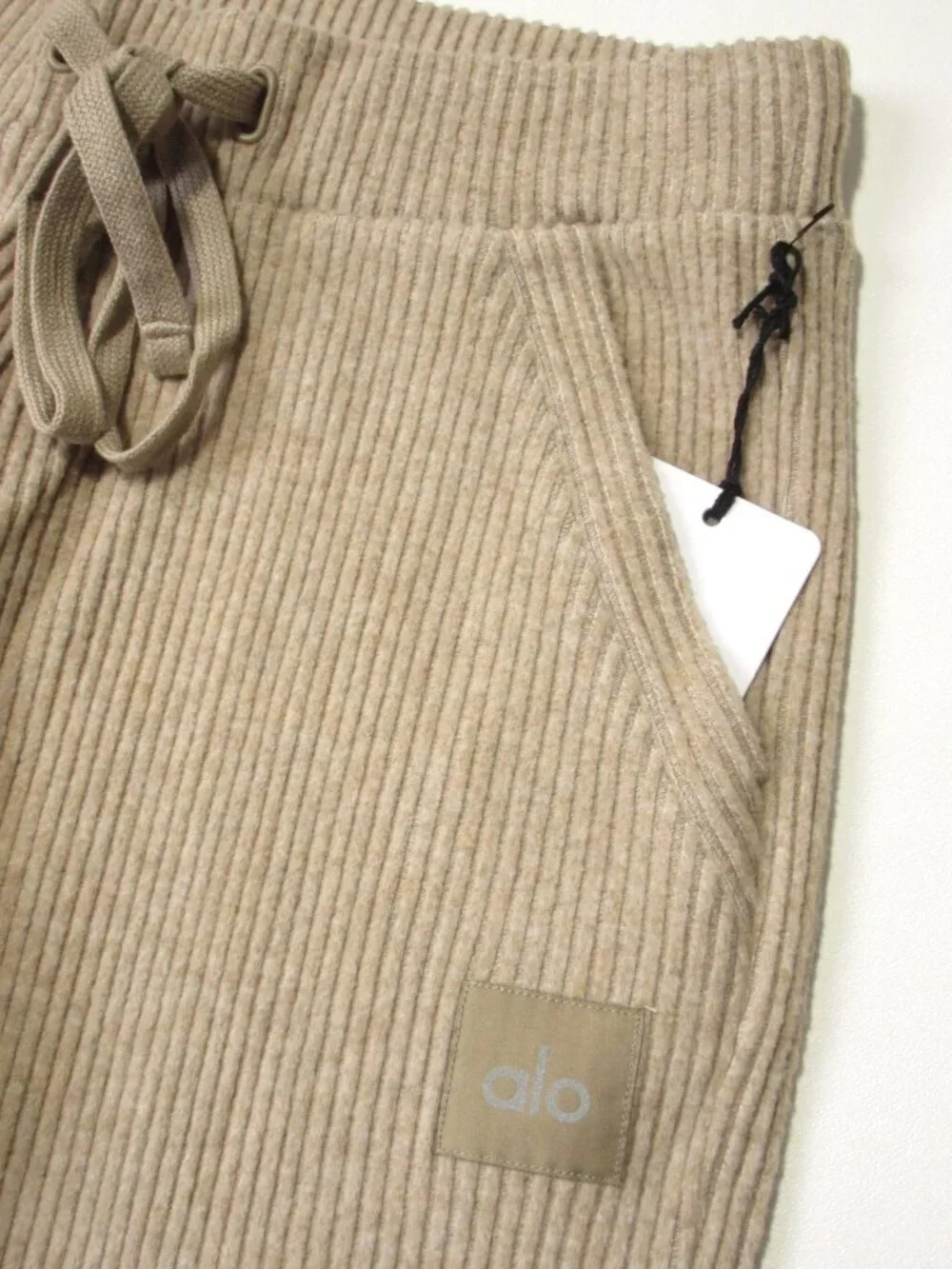 NWT Alo Yoga Muse Sweatpant in Heather Gravel Ribbed Tapered Jogger Pants XXS